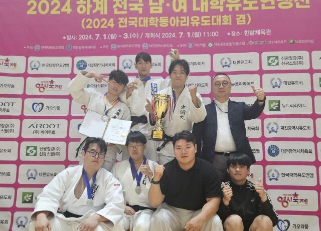 NSP통신-2024 하계 전국 남·여대학유도연맹전 겸 전국대학동아리 유도대회에서 남자대학부 준우승을 차지한 김포대학교 유도동아리 유도피아 소속 학생들이 수상 기념촬영을 하고 있다. (사진 = 김포대학교)