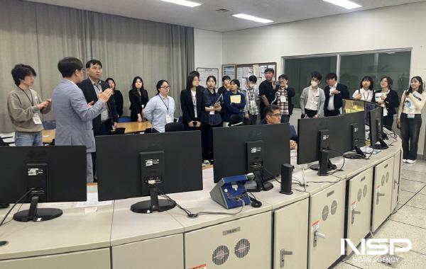 NSP통신-여수시 생활폐기물 소각시설을 타지역 지자체에서 견학하고 있다. (사진 = 관리공단)