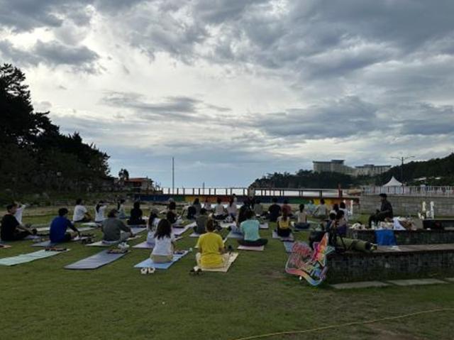 NSP통신-동해시 해수욕장 개장 맞이 행사 모습. (사진 = 동해시)