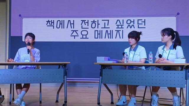 NSP통신-8일 수원시 팔달구에 위치한 삼일고등학교에서 유명 크리에이터 씨씨코(왼쪽)가 학생들과 대담하는 모습. (사진 = 삼일고등학교)