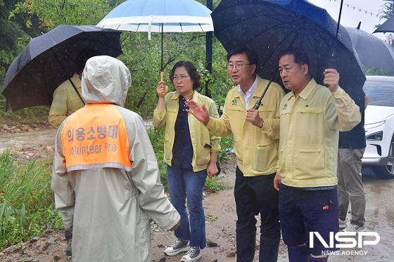 NSP통신-완주군의회 유의식 의장(가운데)을 비롯한 완주군의회 의원들이 10일 최근 내린 폭우로 수해 피해를 입은 지역을 찾아 현황을 점검하고 있다. (사진 = 완주군의회)