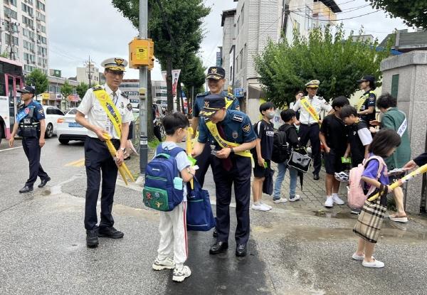 NSP통신-안동경찰서는 10일 안동서부초등학교 스쿨존에서 어린이 교통안전을 위한 등굣길 교통안전 캠페인을 펼쳤다. (사진 = 안동경찰서)