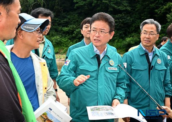 NSP통신-이철우 경상북도지사는 10일 4일간의 집중호우로 피해를 본 영양군 입암면 일대 피해 현장을 긴급 방문해 피해 상황 점검과 주민 애로사항을 청취하고 신속한 복구지원을 지시했다. (사진 = 경상북도)