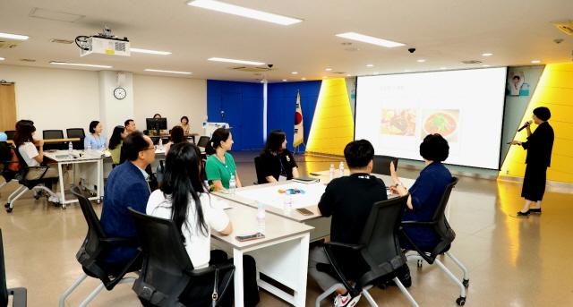 NSP통신-시청 3층 상황실에서 진행된 리버스 멘토링 행사 모습. (사진 = 안양시)