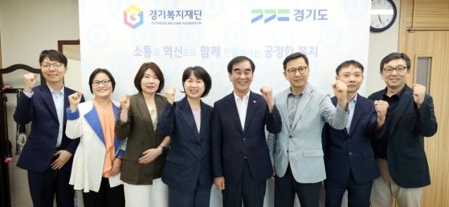 NSP통신-염종현 경기도의회 의장(오른쪽 네번째)이 수원시 소재 경기복지재단을 찾아 직원들과 소통 후 함께 기념촬영을 하고 있다. (사진 = 경기도의회)