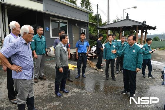 NSP통신-유희태 완주군수가 지난 9일부터 10일까지 발생한 집중호우 현장을 돌며 피해상황을 집중 점검하고 있다. (사진 = 완주군)