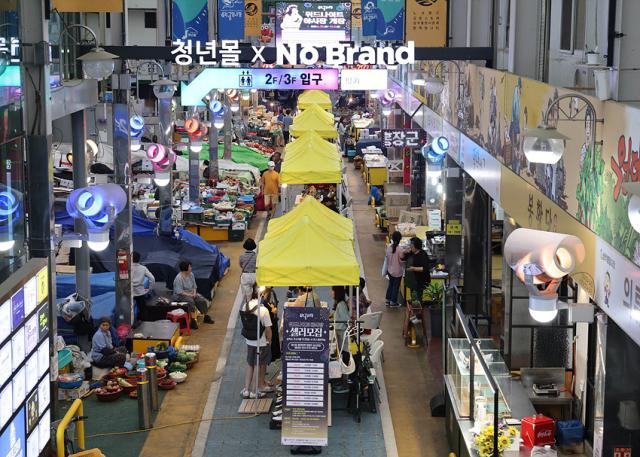 NSP통신-삼척중앙시장 주말 야시장 모습. (사진 = 삼척시)