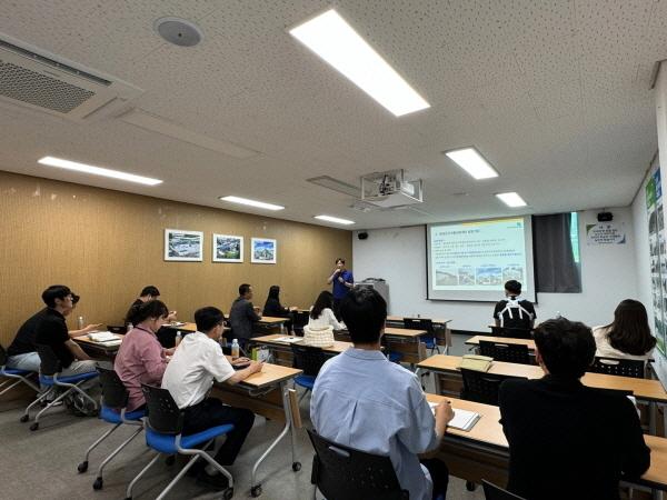 NSP통신-구미시는 11일 농산물산지유통센터 운영을 위해 공공·학교급식 선도 지역인 청양군 견학에 나섰다. (사진 = 구미시)