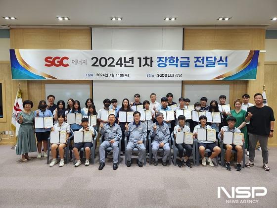 NSP통신-SGC에너지 표영희 부사장이 11일 군산 지역 학생 81명에게 총 7000만원의 장학금을 전달하고, 기념촬영을 하고 있다. SGC에너지는 지역 인재 육성을 위해 지난 2009년부터 연 2회 장학금을 기탁하고 있다. (사진 = SGC에너지)