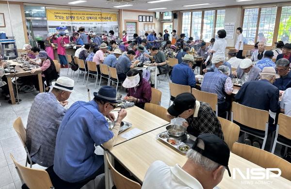 NSP통신-동여수노인복지관 경로식당에서 어르신들이 삼계보양식을 드시고 있다. (사진 = 복지관)