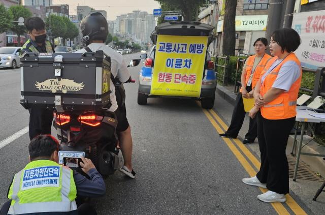 NSP통신-11일 부천시와 부천원미경찰서, 한국교통안전공단 경기남부본부가 함께 이륜자동차 단속에 나서고 있다. (사진 = 부천시)