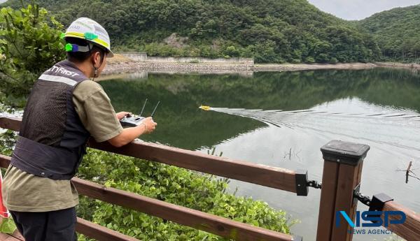 NSP통신-한국원자력환경공단은 지난 6월 27일 경주시 건천읍 소재의 용곡저수지(한국농어촌공사 경주지사 관할)에서 무인수상정을 활용한 수심측정을 실시하고 그 결과를 7월 11일 해당기관에 전달했다. (사진 = 한국원자력환경공단)