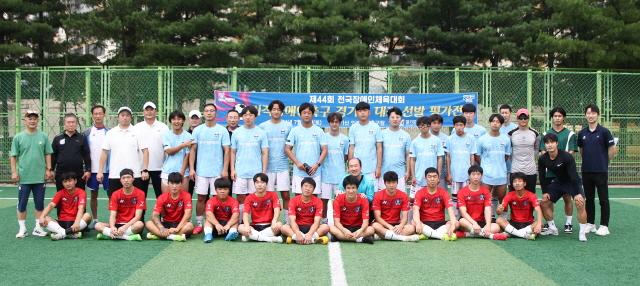 NSP통신-13일 오전 수원시 권선구 구운동에 위치한 여기산축구장에서 제44회 전국장애인체육대회 지적장애인축구 경기도 대표선발 평가전이 열렸다. 사진은 평가전 단체 기념촬영 모습. (사진 = 김종식 기자)