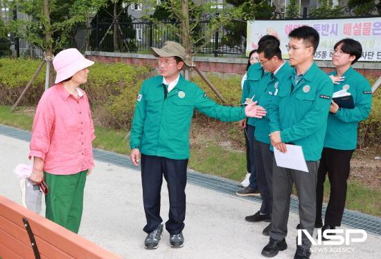 NSP통신-옥곡덕진2차 맨발길 조성 현장 점검 (사진 = 광양시청)