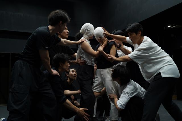 -제42회 대한민국연극제 용인에서 열리는 한국과 그리스 합동공연 안티고네 연습 모습 사진 용인특례시