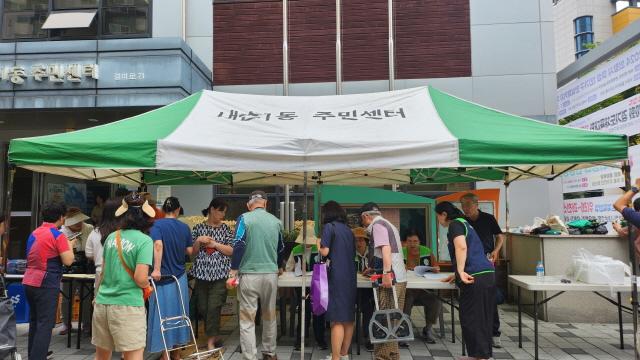 NSP통신-내손1동 농산물 직거래장터 모습. (사진 = 의왕시)