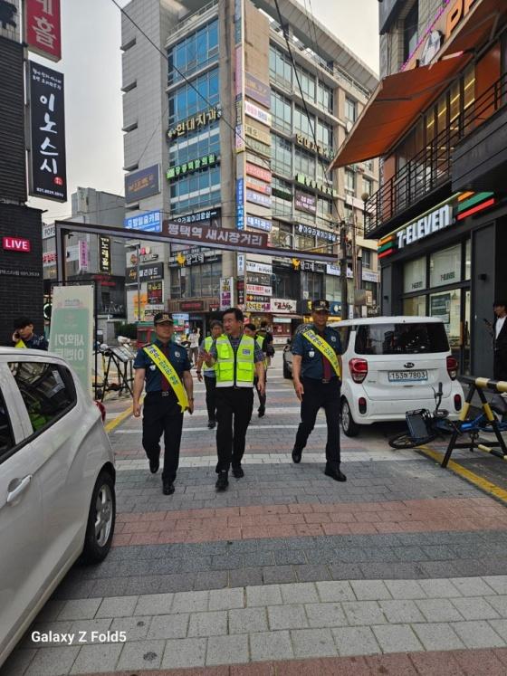 NSP통신-평택경찰이 평택시내권(평택역 일대)을 중심으로 범죄 발생 분위기 사전 제압을 위한 민·경 합동순찰 캠페인 활동을 전개했다. (사진 = 평택지구대)