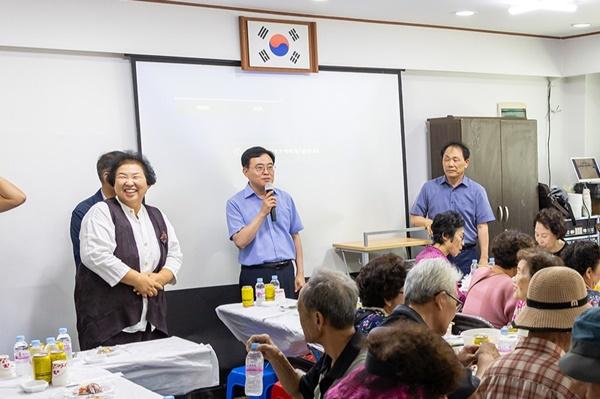 NSP통신-진교훈 서울 강서구청장(정면 가운데)이 초복을 맞아 양천향교에서 열린 삼계탕 나눔 행사에서 어르신들께 인사하고 있다. (사진 = 강서구)