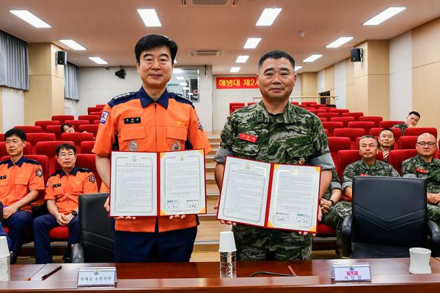 NSP통신-해병대2사단과 김포소방서가 MOU를 체결하고 기념사진 촬영을 하고 있는 모습. (사진 = 해병대2사단)