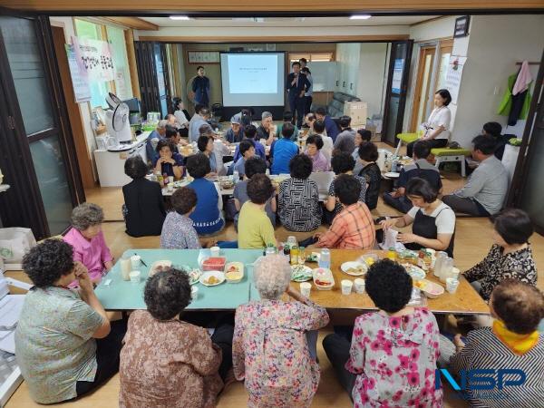 NSP통신-경상북도교육청은 지난 12일 칠곡군에 있는 포남1리 경로당에서 (가칭)칠곡특수학교 건립 공사에 대한 지역주민 등의 의견을 듣기 위한 주민설명회를 가졌다. (사진 = 경상북도교육청)