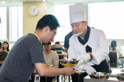 [NSP PHOTO]이재준 수원시장, 초복 맞아 공직자들에 삼계탕 먹고 힘내세요