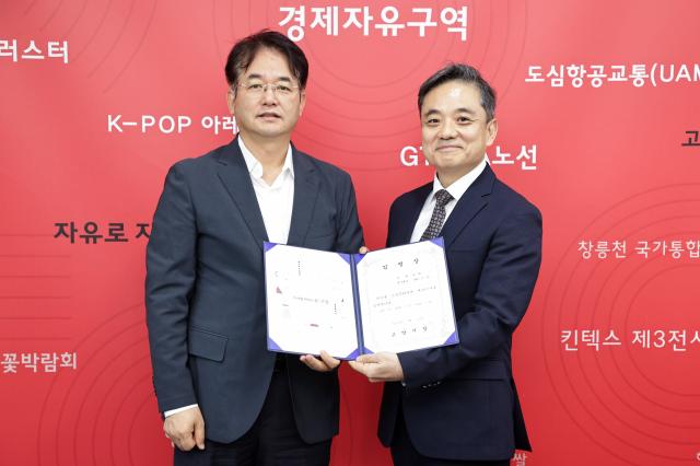 NSP통신-이동환 고양특례시장(좌)와 남현 고양문화재단 신임 대표이사(우) (사진 = 고양시)