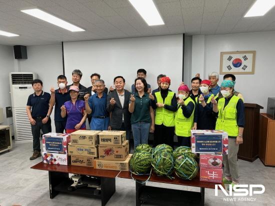 NSP통신-우광일 광양상공회의소 회장 과일, 기정떡 등 격려 물품 전달 (사진 = 광양시청)