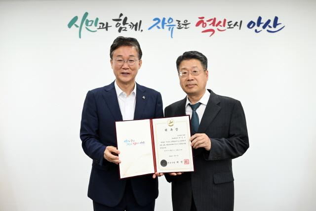 NSP통신-15일 이민근 안산시장(왼쪽)이 수원지방법원 판사 출신인 박정수 변호사를 안산시 고문변호사로 신규 위촉한 가운데 기념촬영을 하고 있다. (사진 = 안산시)