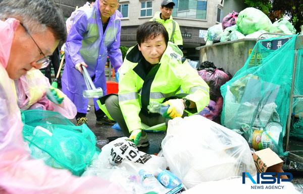 NSP통신-조현일 경산시장은 민선8기 취임 2주년을 맞아 16일 비가 오는 궂은 날씨에도 불구하고, 이른 아침부터 서부2동 일대에서 환경관리원들과 함께 가로청소 및 클린하우스에 배출된 쓰레기와 재활용품을 정리하며 하루를 시작했다. (사진 = 경산시)