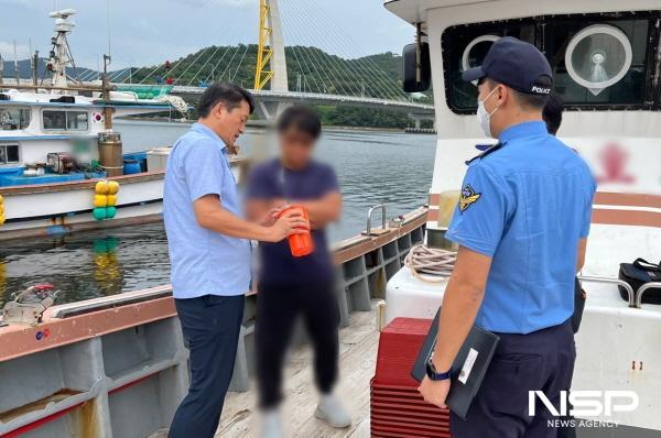 NSP통신-여수해경이 한국방송통신진흥원 여수지사와 선박의 위성조난신호기의 장비운용 실태를 합동 점검한다. (사진 = 여수해경)