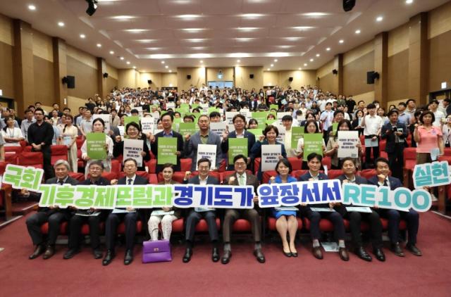 NSP통신-16일 오후 국회의원회관 대회의실에서 열린 글로벌 RE100 압박과 한국의 대응 국회토론회에서 김동연 경기도지사를 비롯한 참석자들이 퍼포먼스 기념촬영을 하고 있다. (사진 = 경기도)