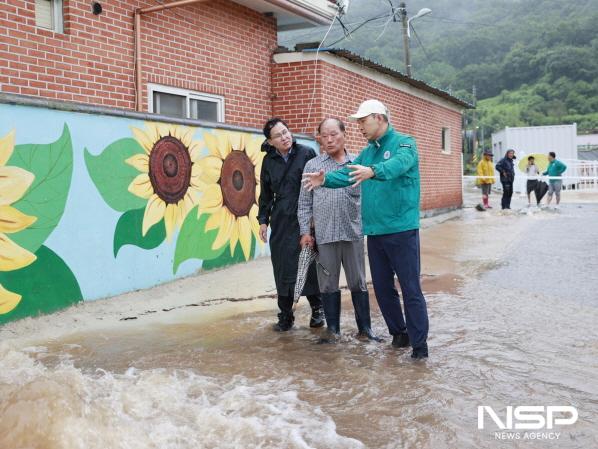 NSP통신-김철우 군수가 득량면을 방문해 배수로 역류 현장을 점검하고 있다. (사진 = 보성군)