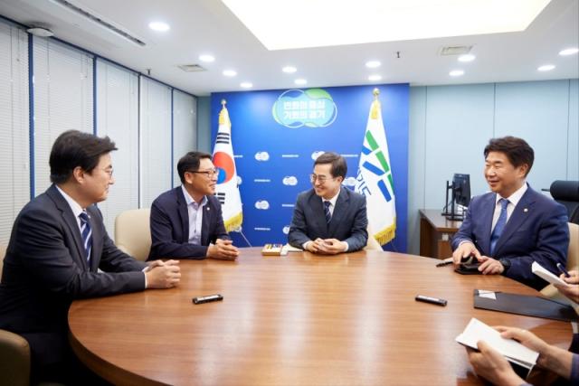 NSP통신-김동연 경기도지사가 16일 고양지역에서 김성회, 김영환, 이기헌 민주당 국회의원과 긴급 회동을 갖고 있다. (사진 = 경기도)