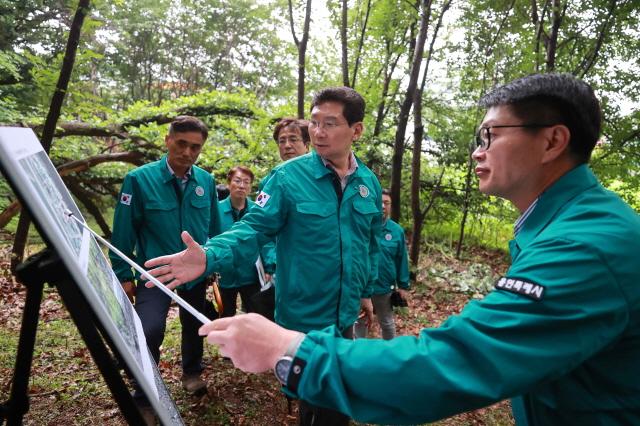 NSP통신-16일 이상일 용인특례시장이 포곡읍 산사태 취약지역을 찾아 현장을 살펴보고 있다. (사진 = 용인특례시)