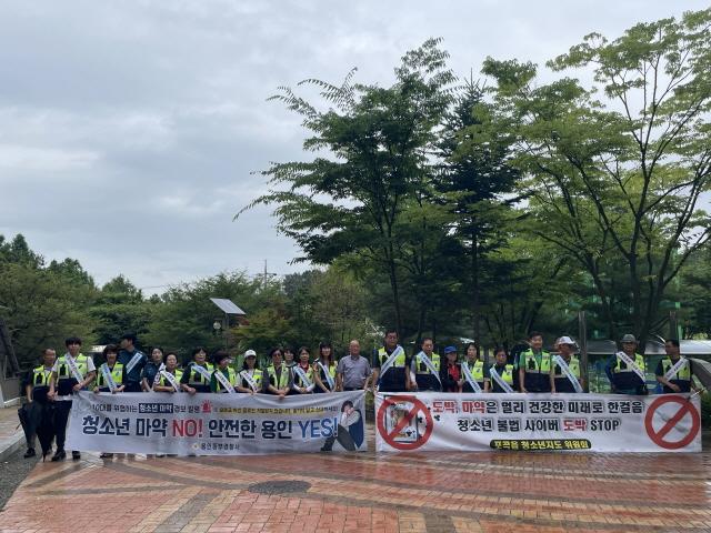 NSP통신-용인특례시와 유관기관들이 포곡고등학교 학생들 대상으로 청소년 마약 및 모바일도박 근절 캠페인 후 기념촬영 모습. (사진 = 용인특례시)