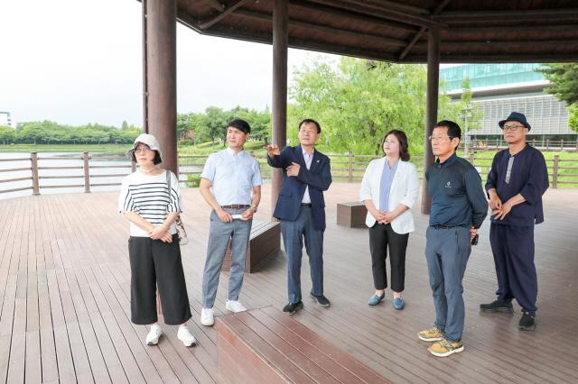 NSP통신-16일 안산시의회 의원들이 안산환경운동연합 관계자와 안산 화랑유원지 내 화랑호수에 대한 현장활동을 실시하고 남생이 서식 실태를 확인하고 있다. (사진 = 안산시의회)