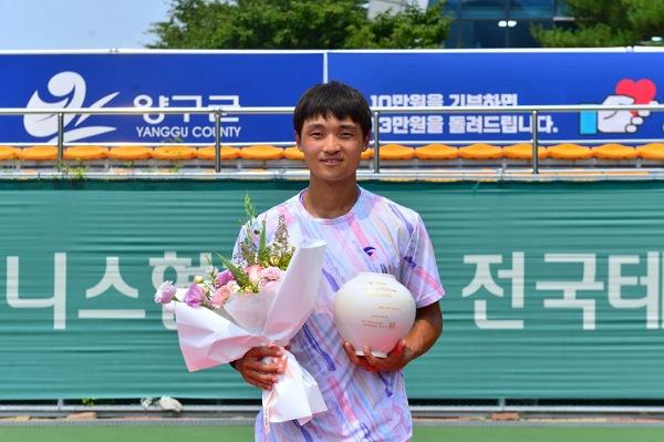 NSP통신-안동시청 테니스경기단 강구건 선수 하나증권 협회장배 테니스 남자단식 우승, 안동시청 테니스경기단, 남자단식 1위, 혼합복식 1위, 남자복식 3위 쾌거 (사진 = 안동시)