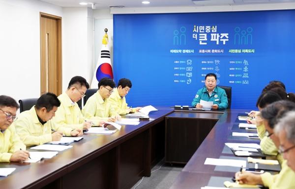 [NSP PHOTO]김경일 파주시장, 홍수위기 넘긴 마을 찾아 이재민 위로