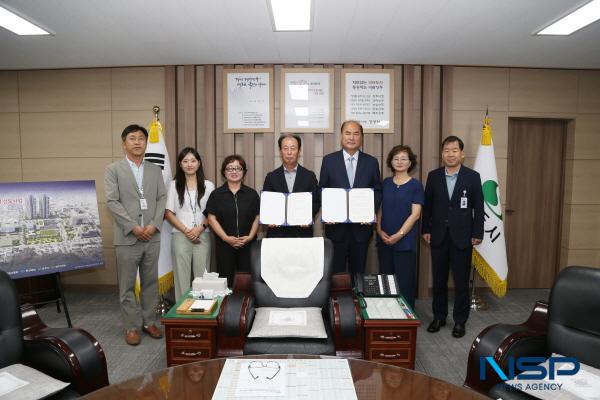 NSP통신-상주시는 지난 17일 강영석 시장, 한국공인중개사협회 상주시지회 권오호 회장이 참석해 상주적십자병원 신축사업에 편입되는 토지소유자들의 어려움을 지원하기 위한 업무지원협약을 체결했다. (사진 = 상주시)