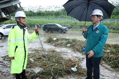 [NSP PHOTO]이동환 고양시장 신평 배수펌프장산사태 위험지역 현장점검