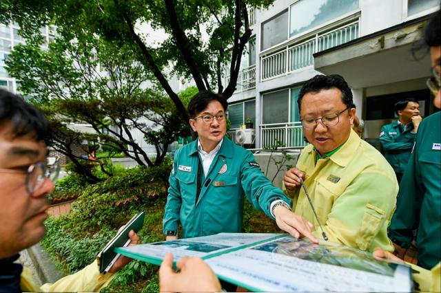 NSP통신-18일 김병수 김포시장이 폭우로 주민대피 명령이 내려진 사우동 신안농장마을을 방문한 모습. (사진 = 김포시)