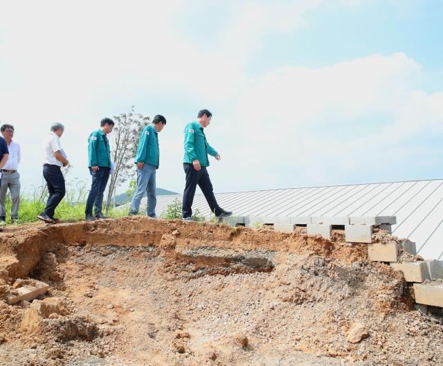 NSP통신-19일 정명근 화성시장(오른쪽 첫번째)과 공직자들이 호우피해 현장을 점검하고 있다. (사진 = 화성시)