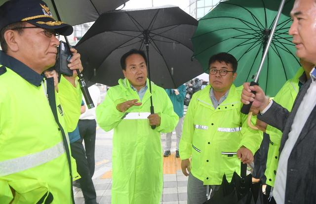 NSP통신-18일 이권재 오산시장(왼쪽 두번째)이 오전 남촌대교 인근에서 박정웅 오산경찰서장, 김동구 한강유역환경청장과 현장점검회의를 하는 모습. (사진 = 오산시)