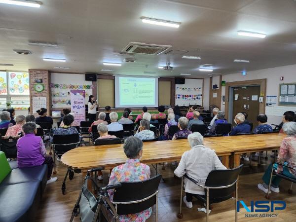 NSP통신-청도군은 19일 치매 친화적 환경조성 및 민·관 협력형 치매 통합 관리체계 구축을 위해 산동세원 노인복지센터를 치매 극복선도단체로 지정하고 현판식을 가졌다. (사진 = 청도군)