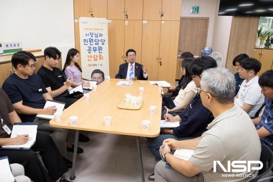 NSP통신-정인화 광양시장과 허가과 공무원이 시민중심 민원서비스 제공 위한 각종 현안 공유 (사진 = 광양시청)