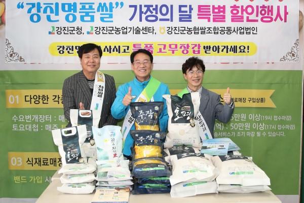 NSP통신-강진원 강진군수가 지난 5월 제주시농협을 방문해 강진쌀 판촉활동을 전개하고 있다. (사진 = 강진군)