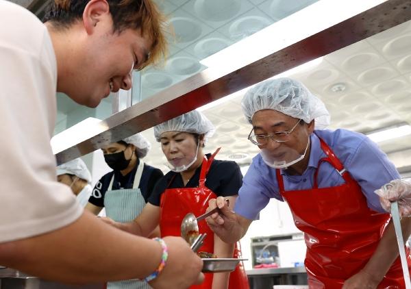 NSP통신-강진원 강진군수(사진 맨 오른쪽)가 장애인종합복지관에서 배식 봉사를 하고 있다. (사진 = 강진군)