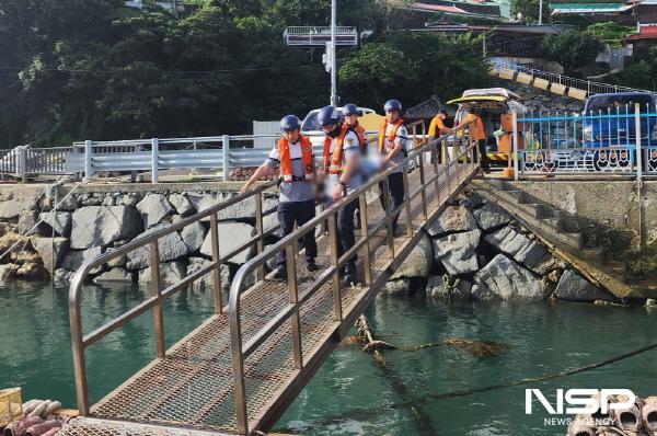 NSP통신-해경이 의료사각지대 섬지역 응급환자를 연안구조정으로 이송하고 있다. (사진 = 여수해경)