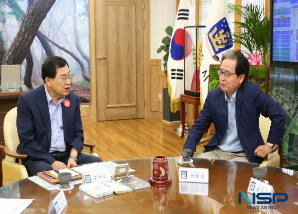 NSP통신-주낙영 경주시장이 23일 시청에서 신봉길 한국외교협회장을 만나 APEC 정상회의 성공개최에 대해 의견을 교환했다. (사진 = 경주시)