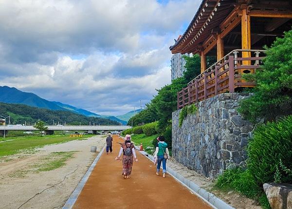 NSP통신-걸으면 건강해져요, 영주시 남원천에 맨발걷기 황톳길 조성, 일반 산책로와 분리된 맨발걷기 전용 황톳길 24일 개장 (사진 = 영주시)